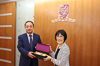 Professor Fanny Cheung (right), Pro-Vice-Chancellor of CUHK, presents a souvenir to Dr. Yang Junlin of NSFC